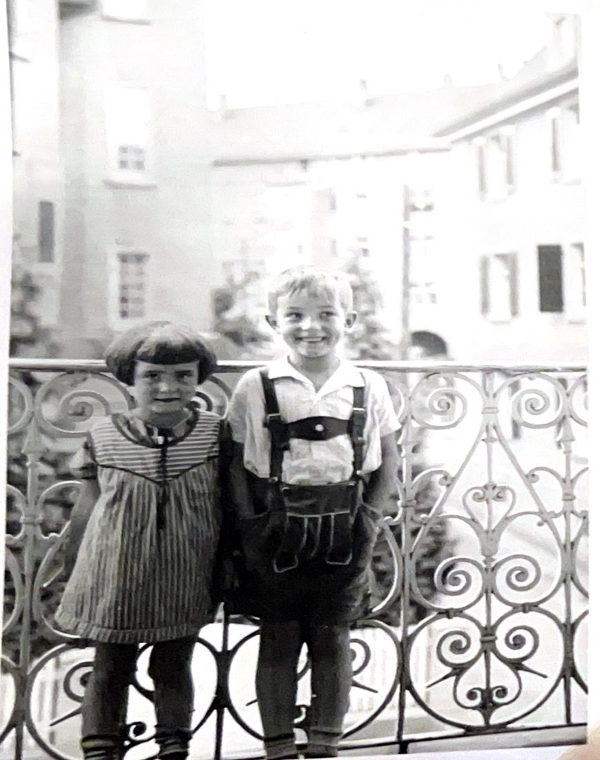 Zwei Kinder auf einem Balkon