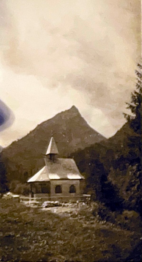 Kapelle vor einem Berggipfel
