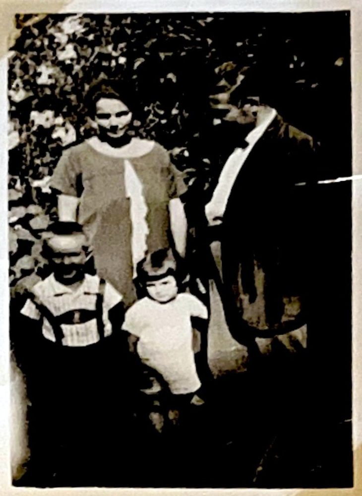 Eltern mit zwei kleinen Kindern, um 1928