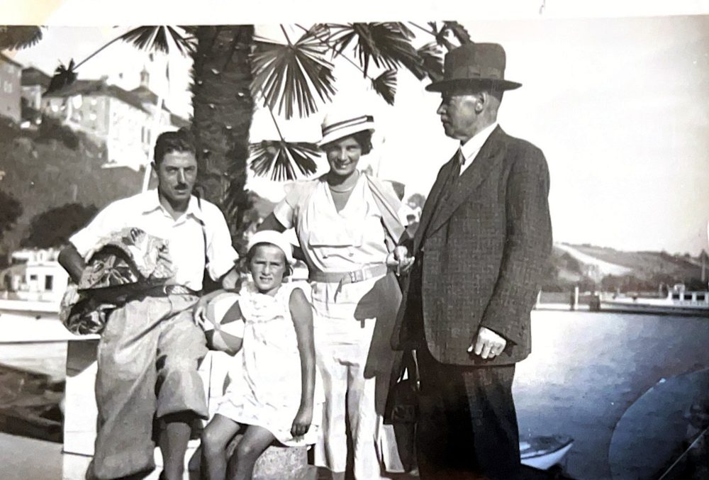Familie am Seeufer, ein älterer Herr mit Hut