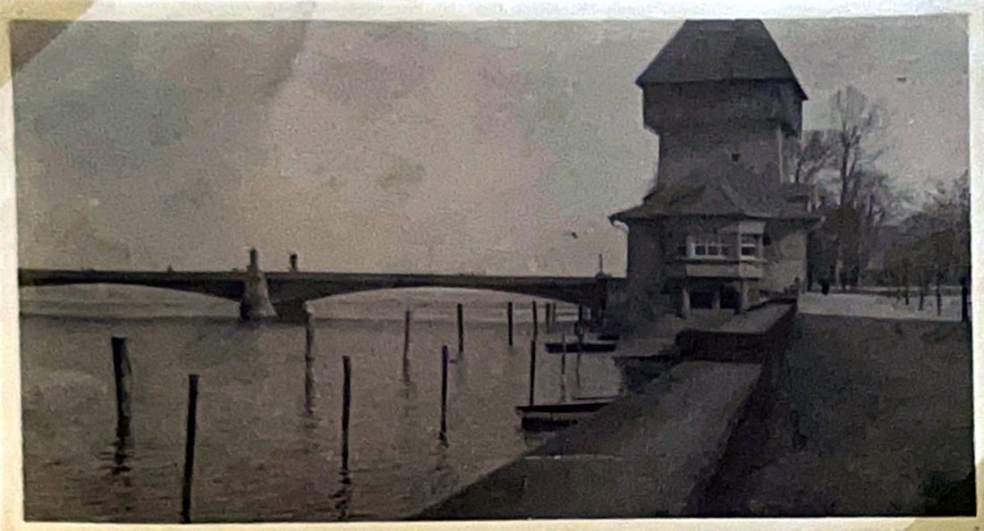 Alter Torturm am Wasser mit Brücke