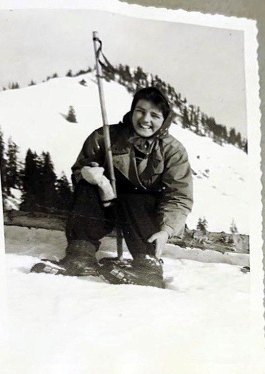 Junge Frau im Schnee mit Skistock