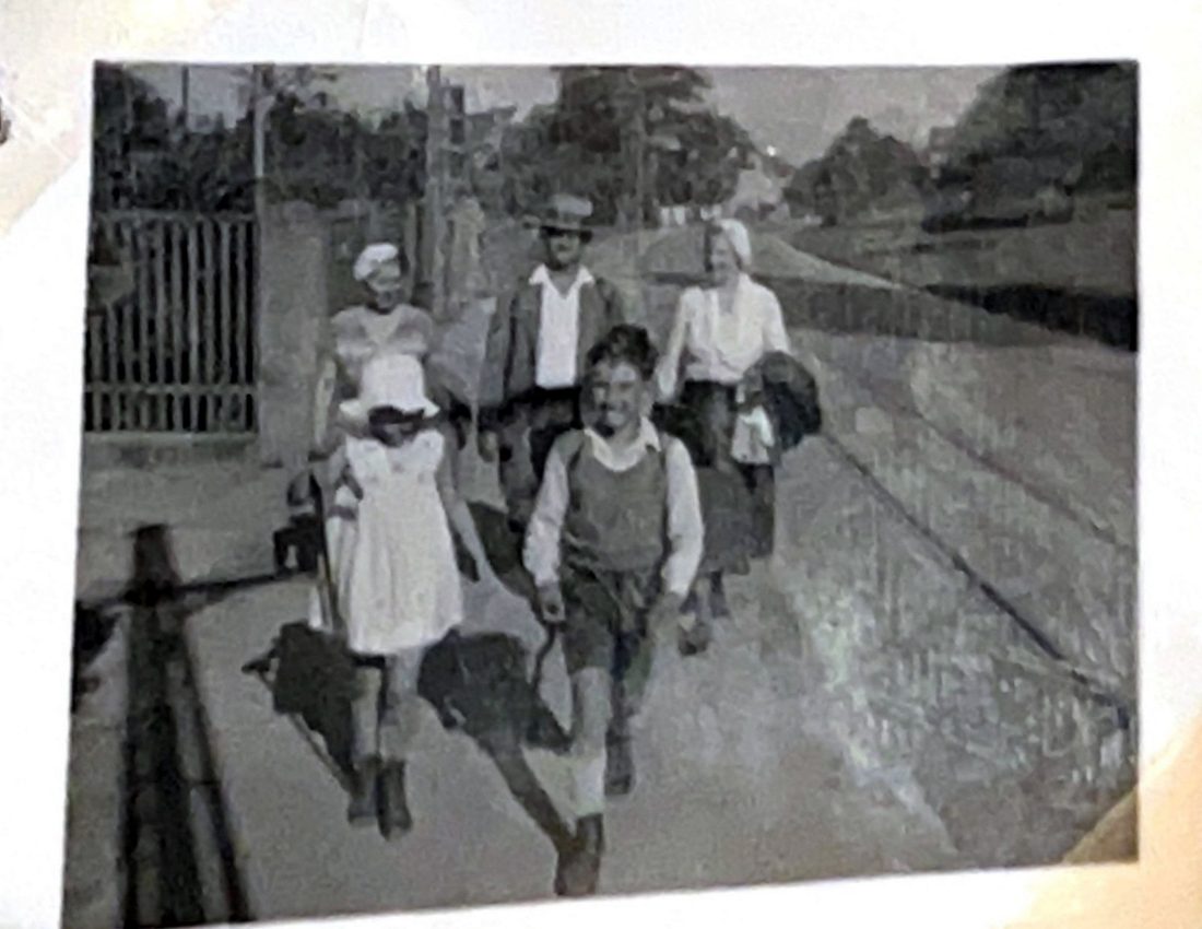 Familie auf einem Spaziergang
