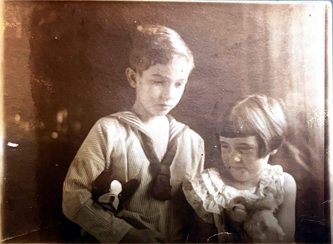 Zwei Kinder, das Mädchen mit Puppe